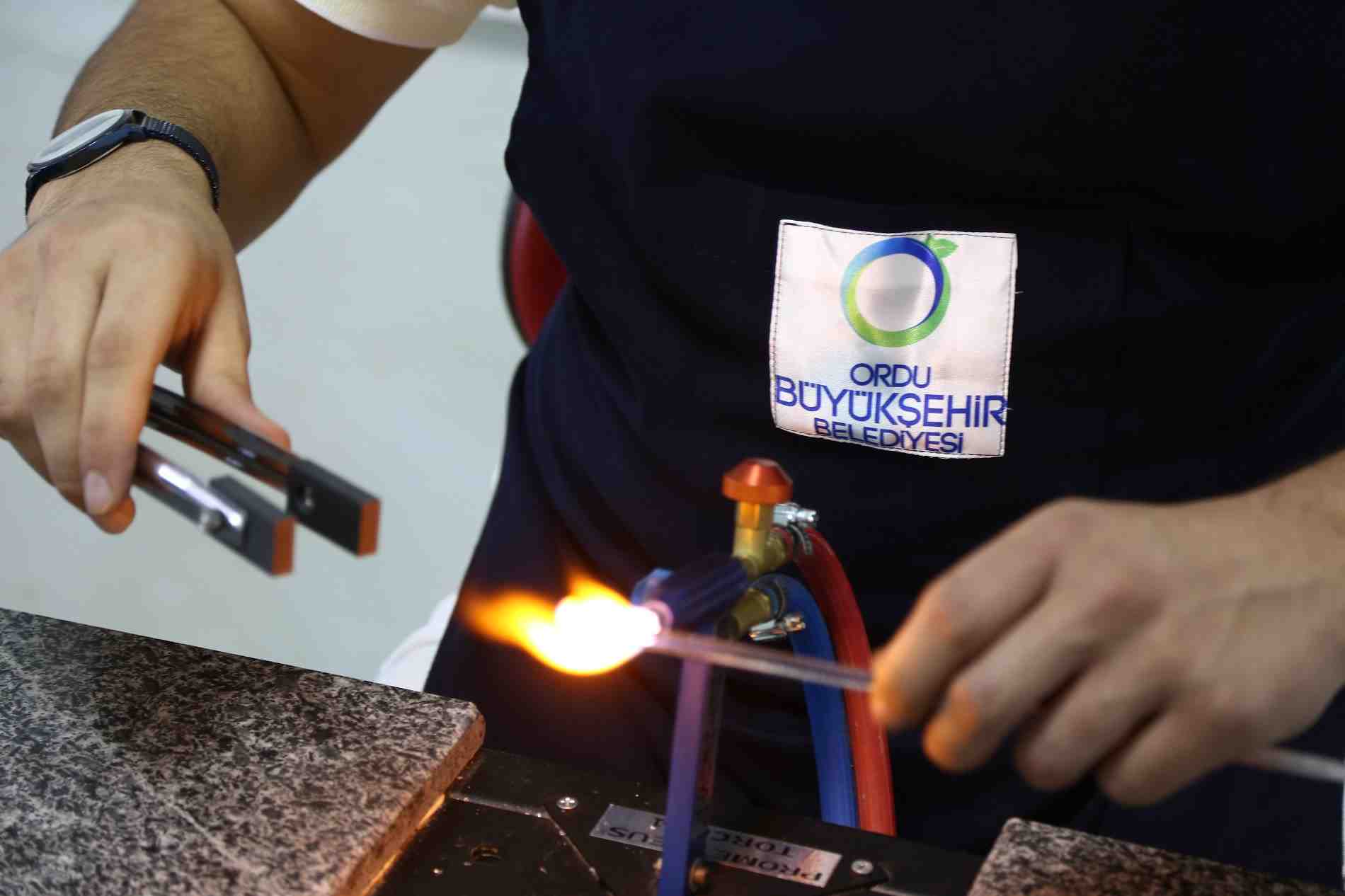 BÜYÜKŞEHİR CAM İŞLEME SANATINI CANLANDIRIYOR